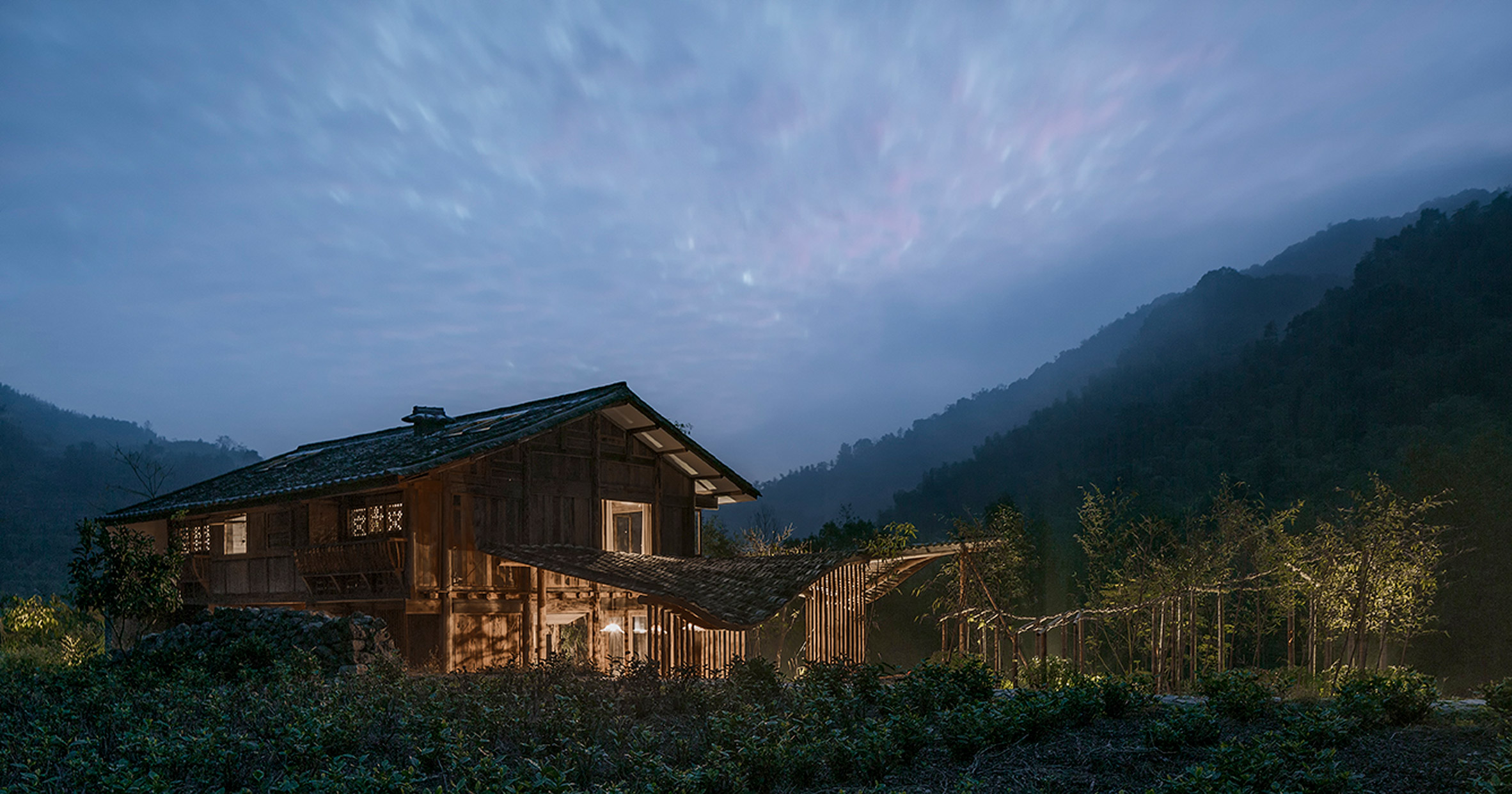Wavy roof of Chinese guesthouse follows outline of surrounding mountains-6