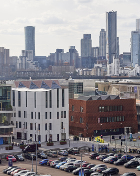 金字形神塔和菱形建筑丨英国伦敦丨Mole Architects