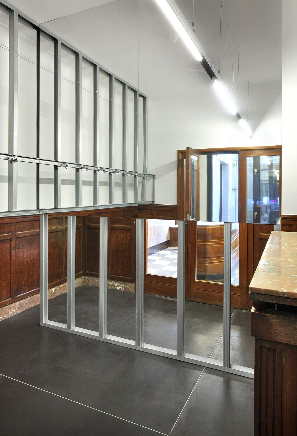 旧烘焙坊中的精美内衣店-23