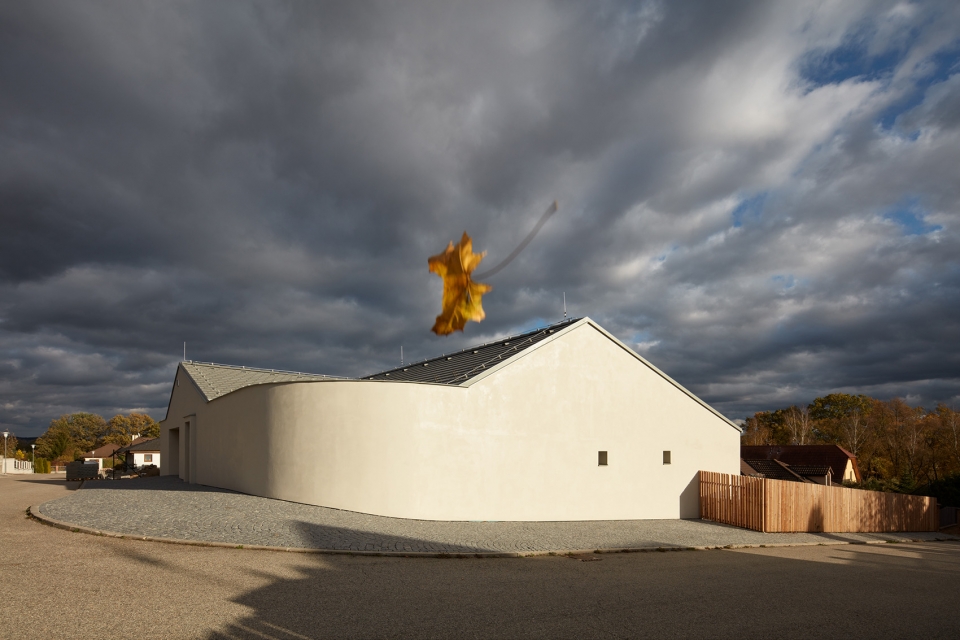 极简嵌入式住宅,打造自然私密空间-10