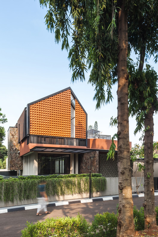 印尼热带现代住宅 | 光之井的绿洲魅力-10