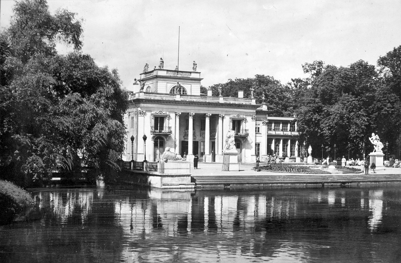 华沙皇家浴场公园内的岛屿宫丨波兰华沙丨蒂尔曼·冯·加默伦,多米尼克·梅林等-27