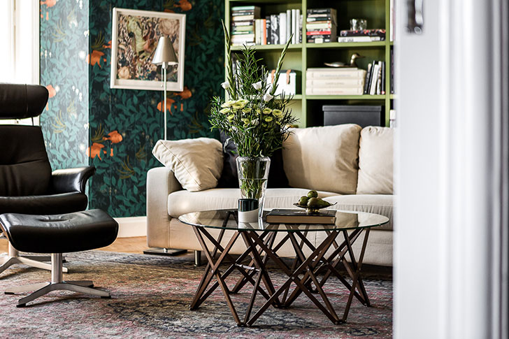 斯德哥尔摩黑色公寓里的活力花卉墙纸-7