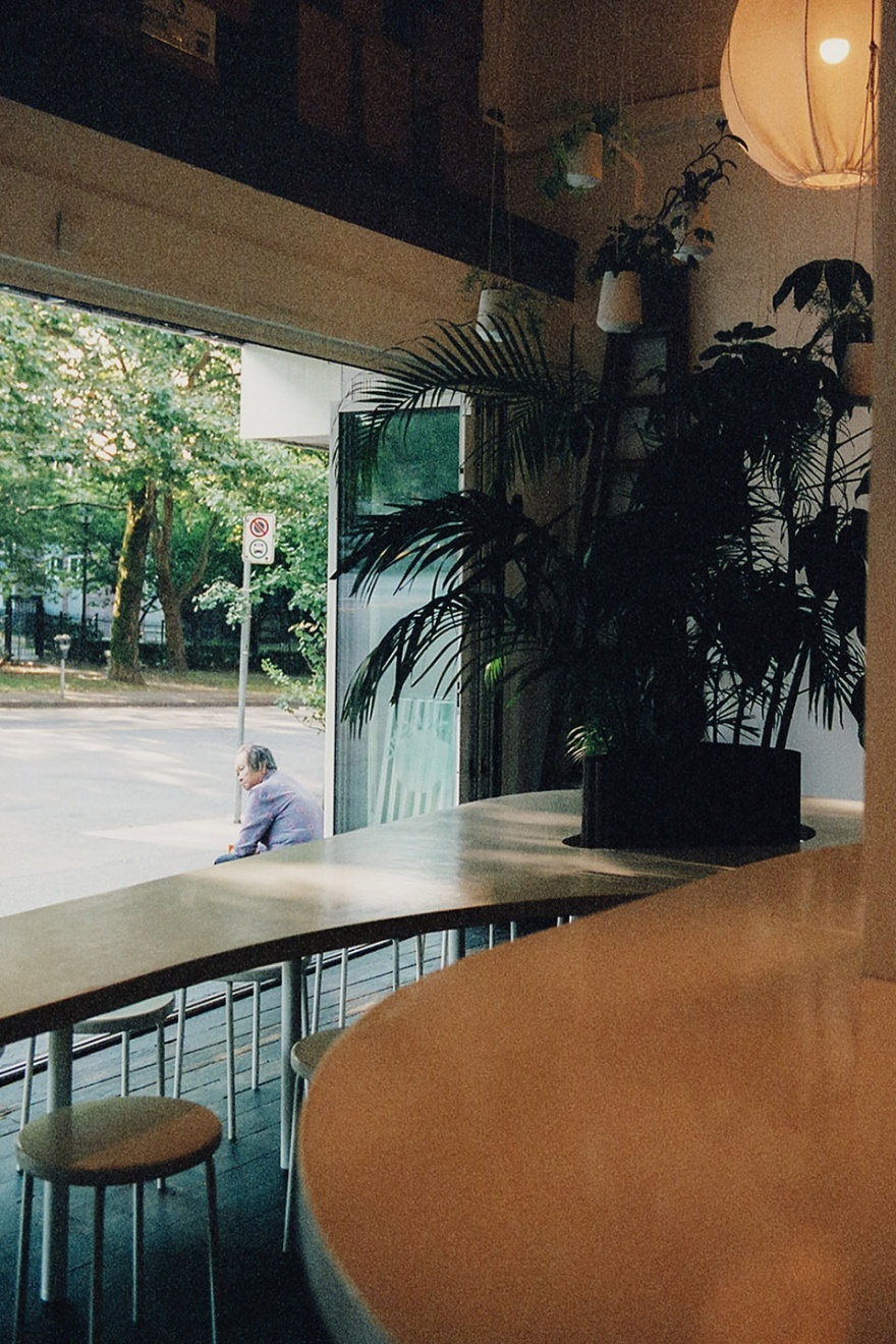 温哥华中国城 Kokomo 咖啡馆 | 自然材料打造社交共享空间-14