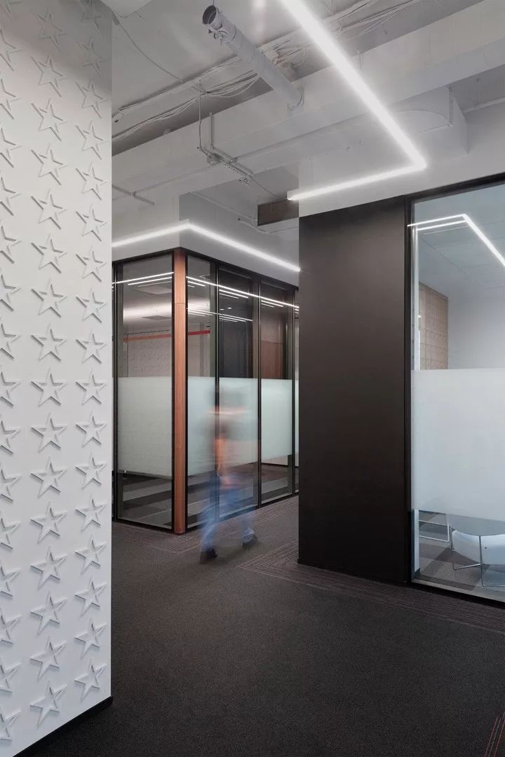 Stars Group 索非亚办公室 | 暗黑主题下的多元化空间设计-20