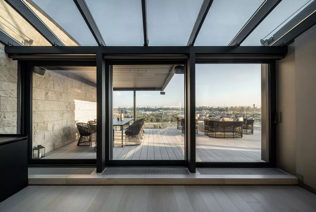 MONO architects 打造顶层公寓,诠释自由空间与光线之美-35