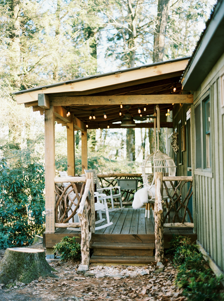 Stunning turquoise home called Acorn Falls Cottage built in the mountains by Ballard Design 由BallardDesign在山上建造的青绿色房子叫AcornFalls小屋。-5