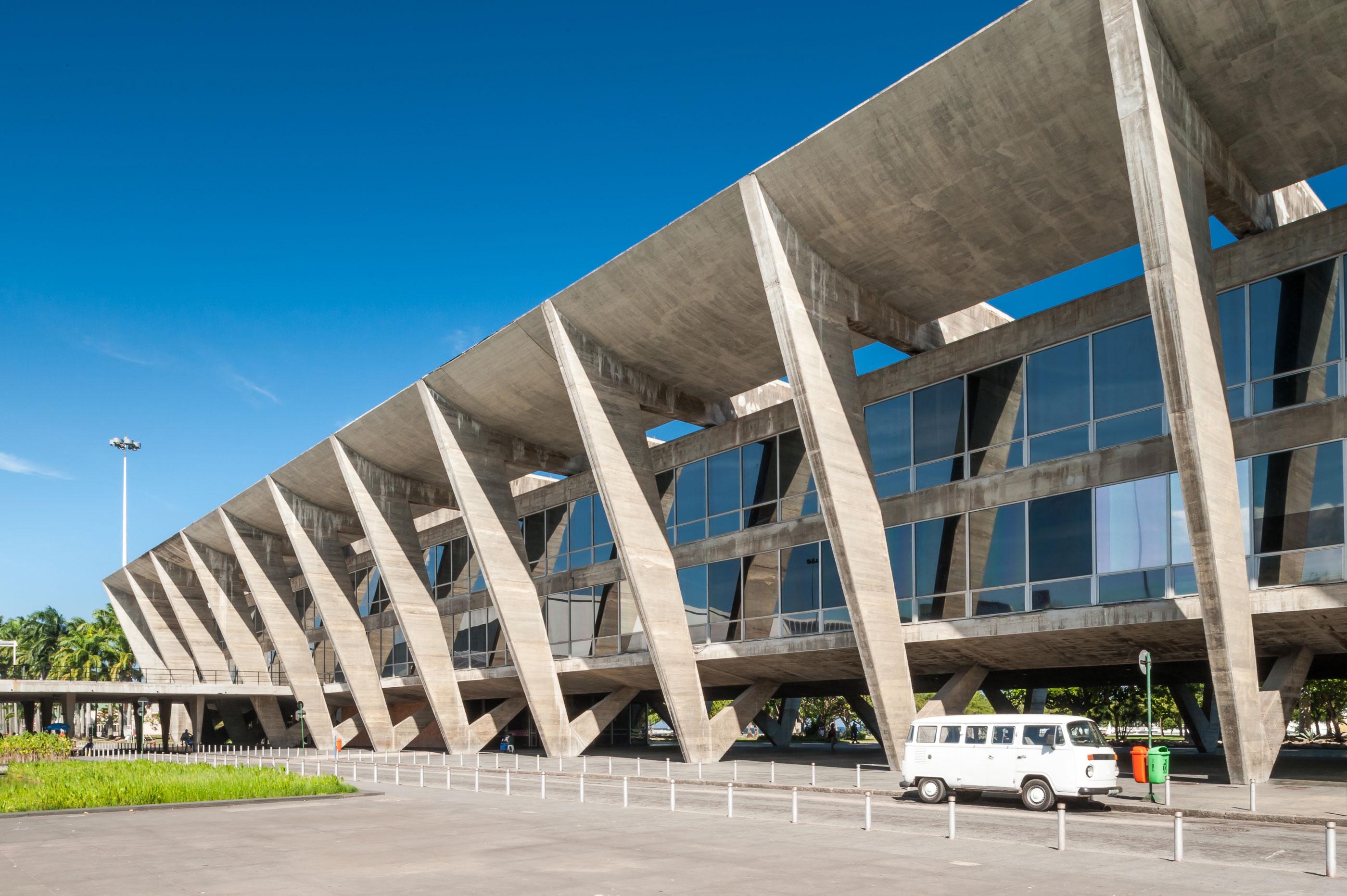 巴西里約熱內盧現代藝術博物館：建築大師 Affonso Eduardo Reidy 採V形柱列、懸吊樓板，打造現代主義建築經典 | FAM-38