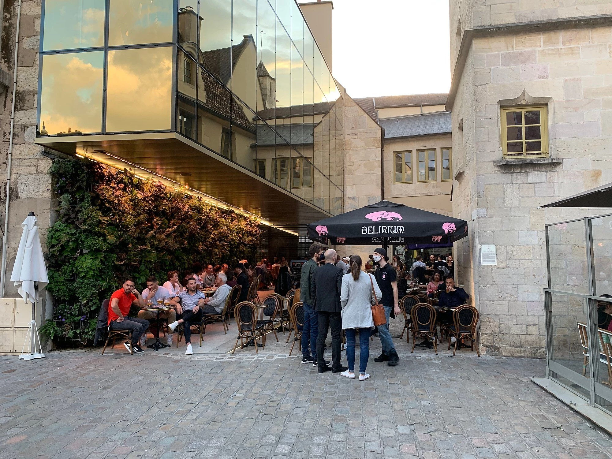 法国迪戎 Cour Bareuzai 历史建筑里的现代绿色办公空间-9