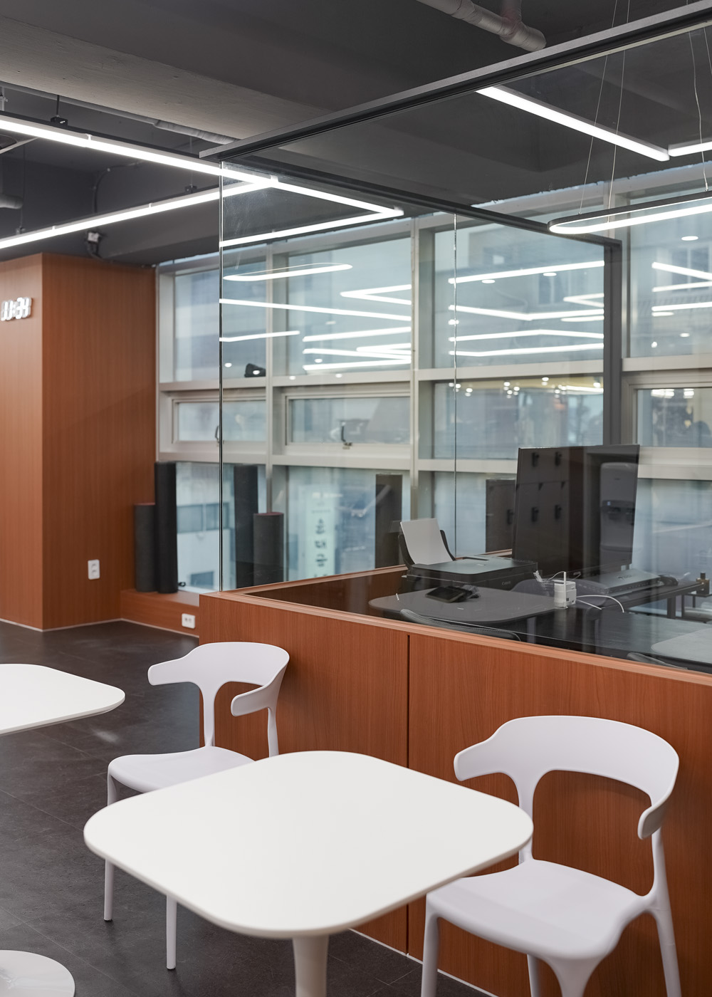 黑色与橙色的碰撞 | 49 平米迷你公寓的惊艳设计-18