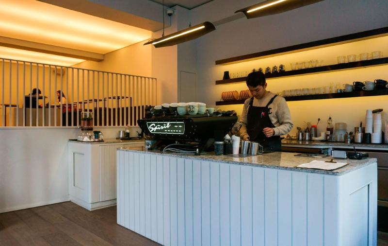 30 坪现代咖啡馆的绿色魅力-3