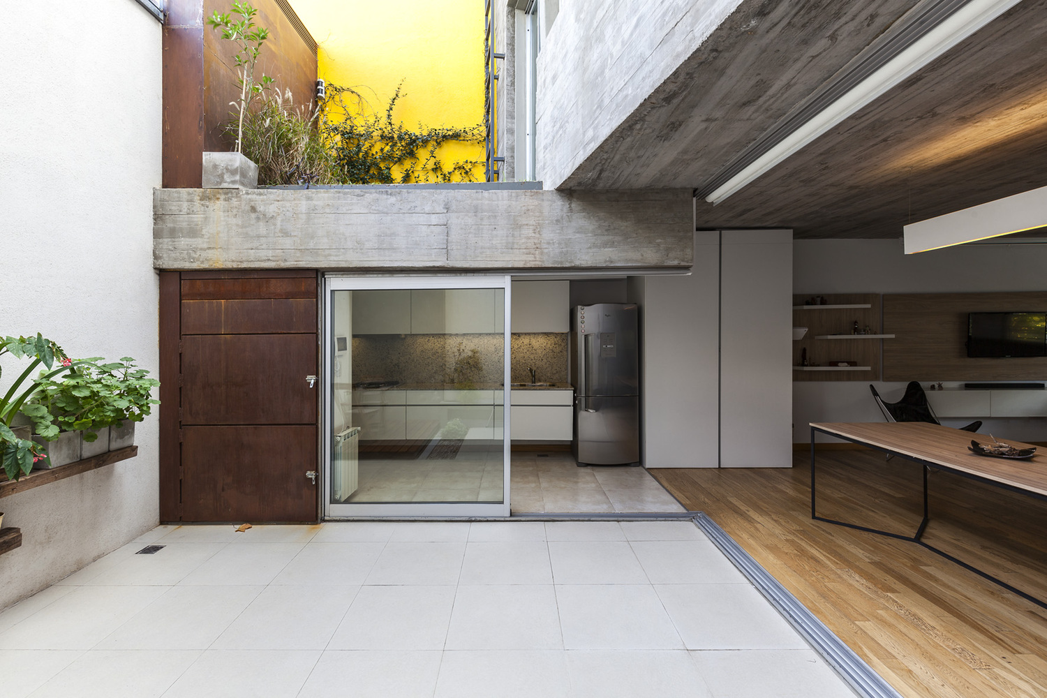 阿根廷“绿意盎然”的三层住宅设计-16