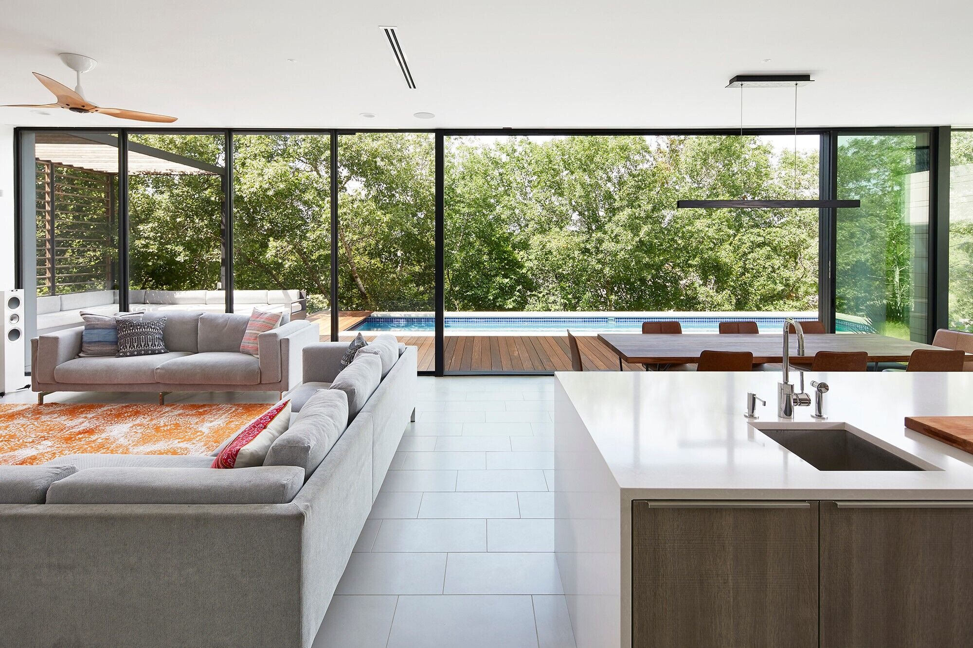 德州奥斯汀湖畔简约石 Glass Bridge 住宅-31