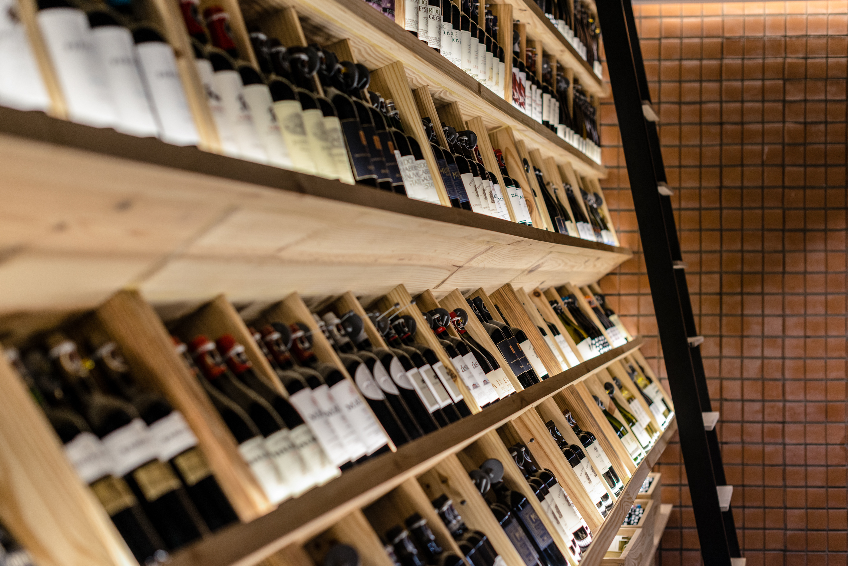 "La Mancha" 酒庄 | 木质温暖，打造随意品酒空间-14