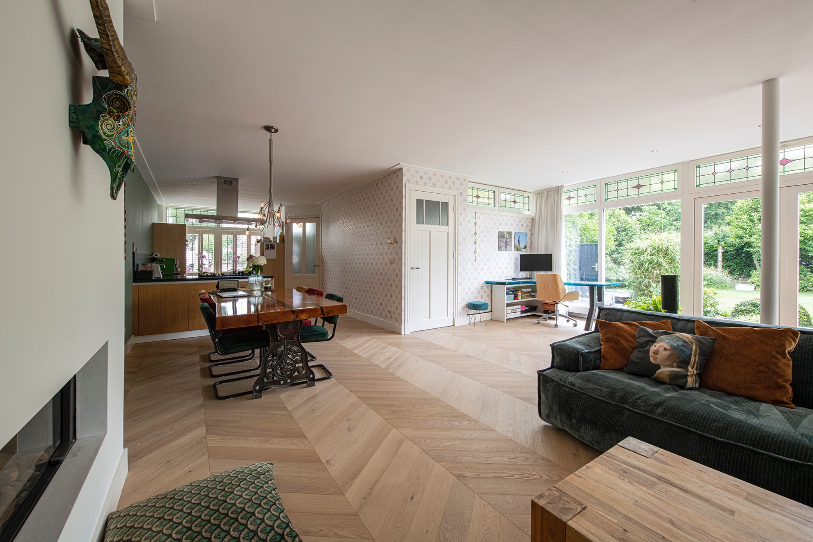 Lichte hongaarse punt in speels interieur-11