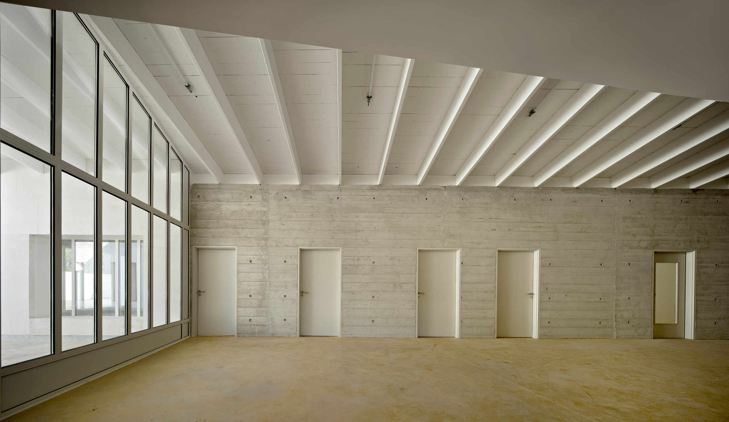 Combas builds "warm and robust" juvenile detention facility in Marseille-18