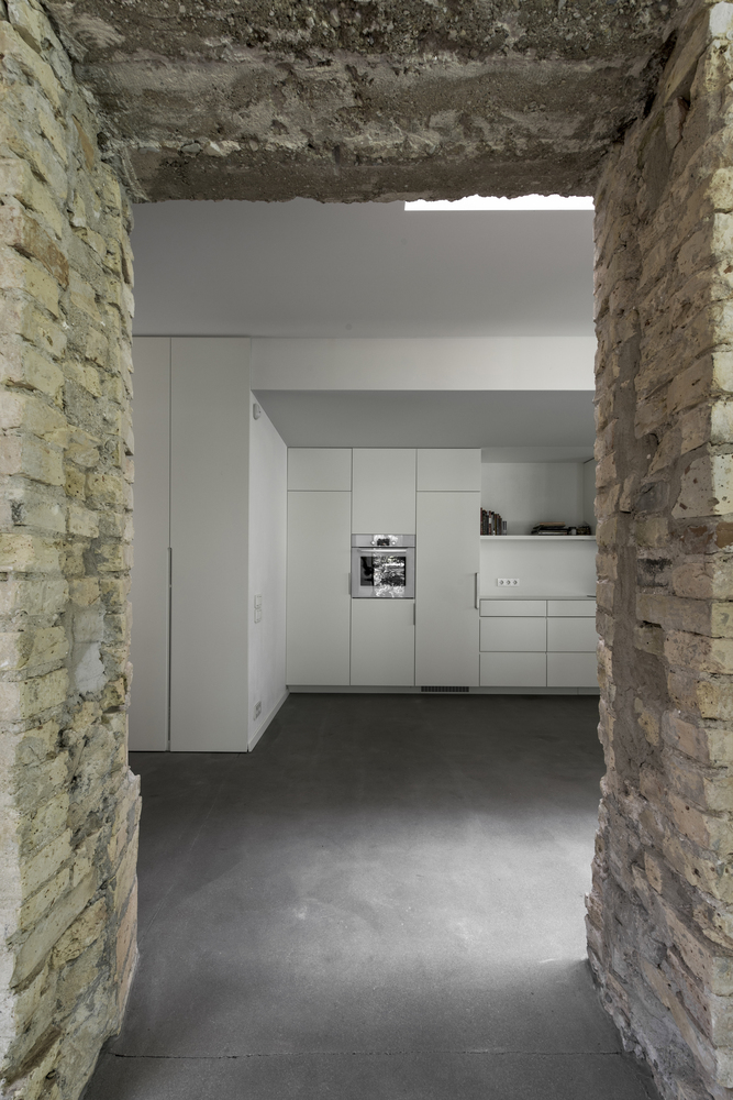 松树林中的现代住宅-34