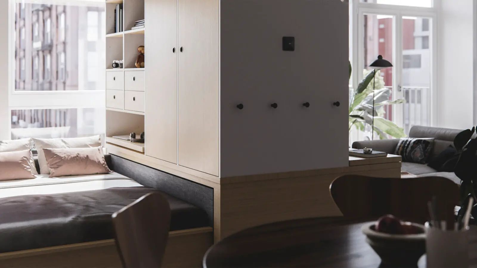 50m²工作室变卧室，智能家具解决空间难题-9