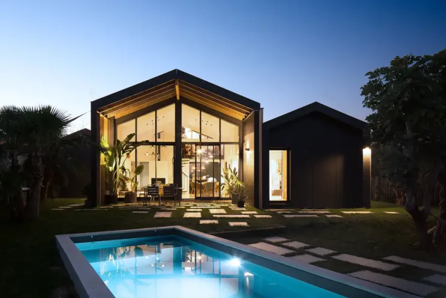 夜晚如童话般的玻璃山建筑-1