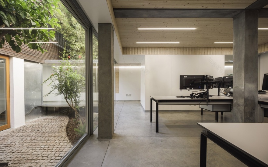 西班牙 Córdoba 街区内院办公室 · 光与影的游戏-15