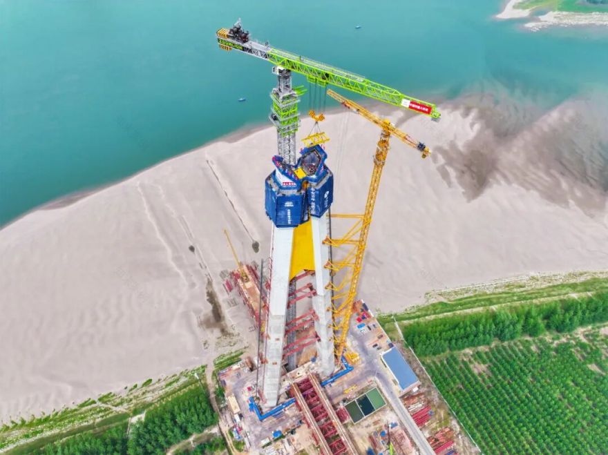 世界最大跨度公路斜拉桥主塔封顶-23