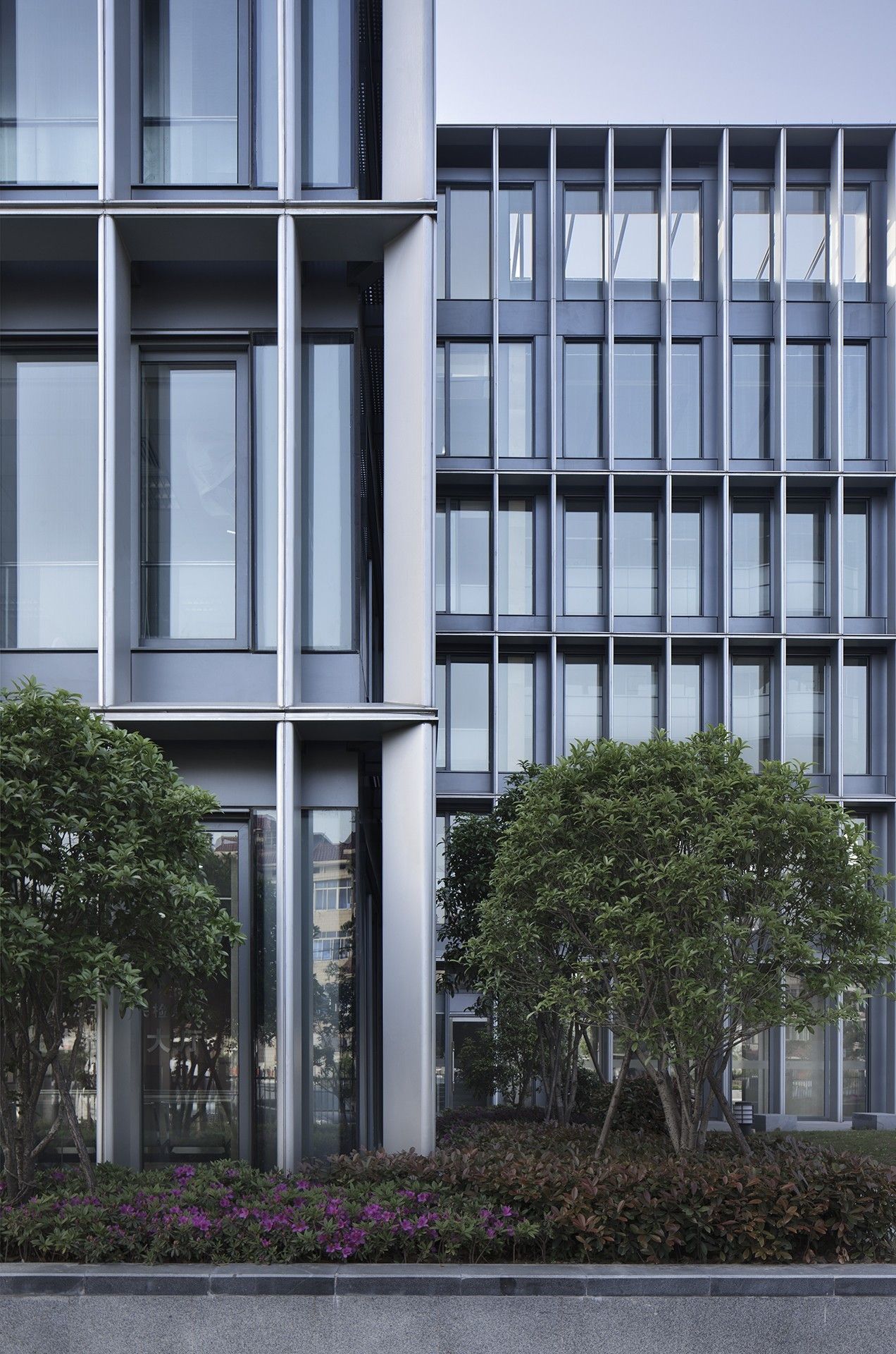 嘈杂基地环境下如何设计出清雅的办公空间？这个项目给你最好的答案-7