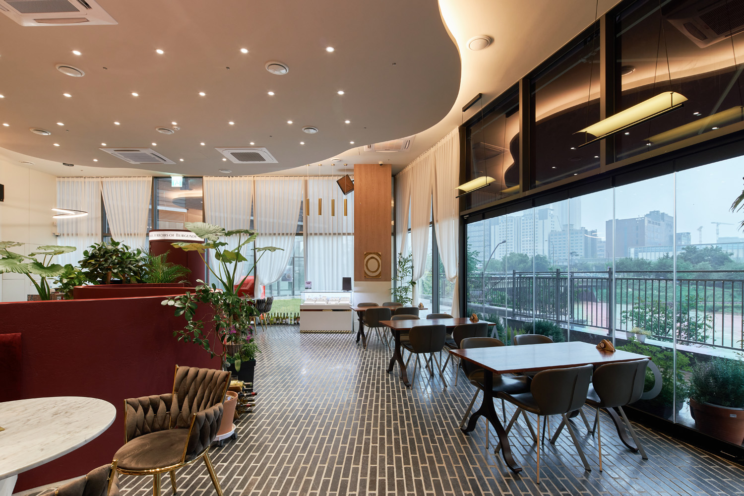 曲径通幽 | 55 平米餐厅的曲线魅力-5