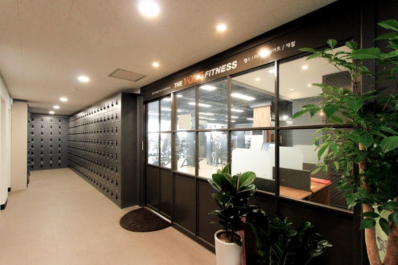 简约 85 坪运动中心设计，黑白色调打造精致空间-12