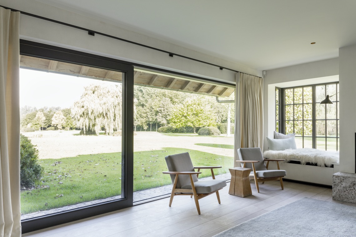 Landelijke villa met authentieke houten ramen en deuren-7