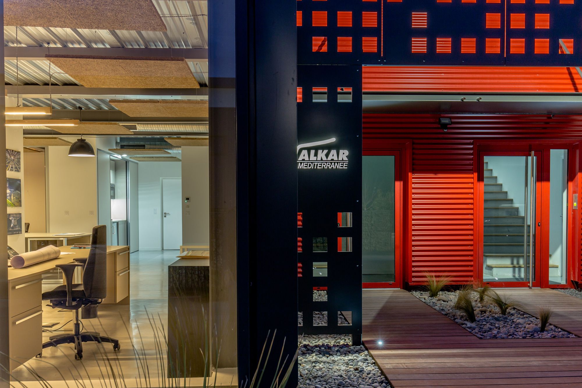 打破对称的金属网格办公楼-10