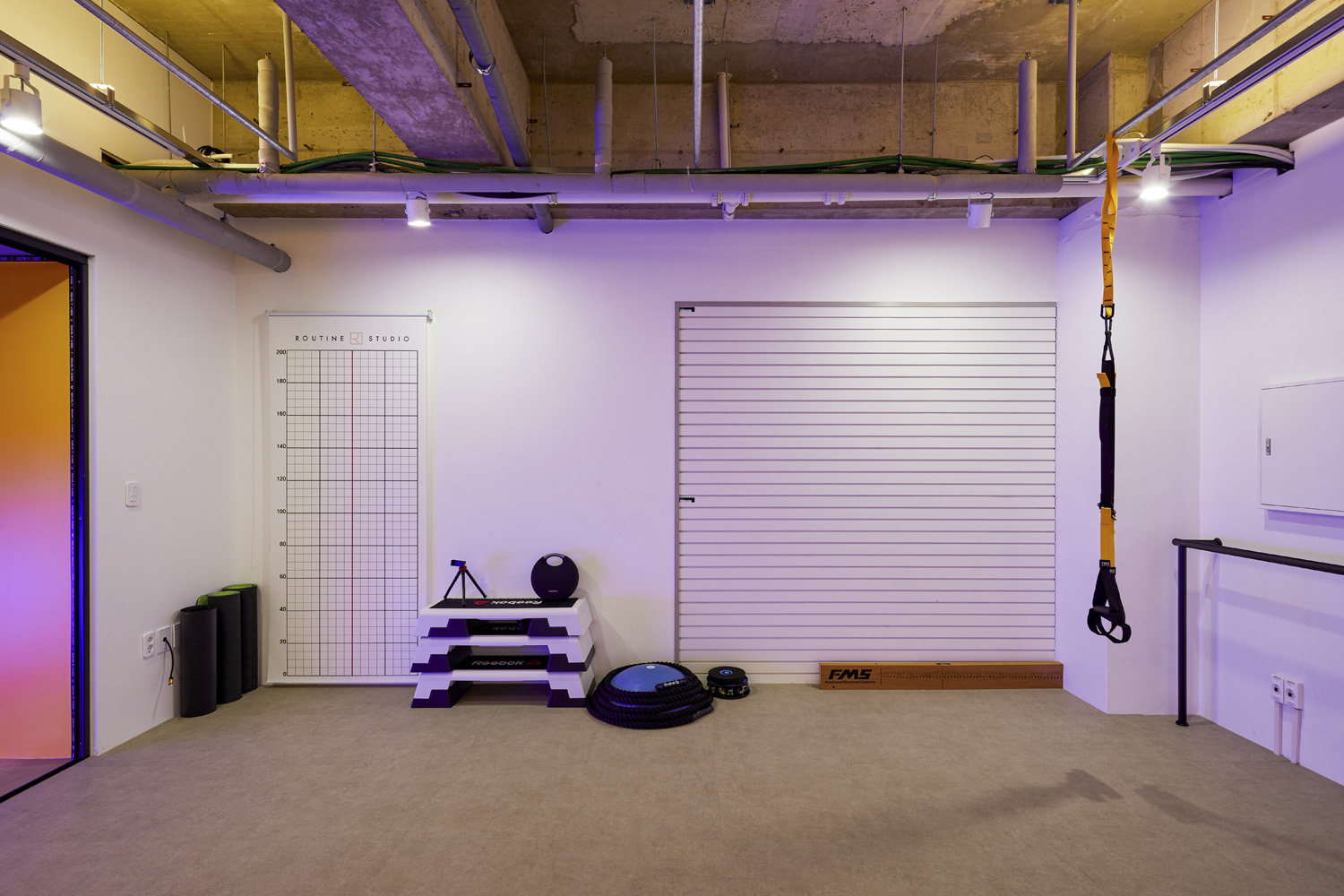 照明点睛 50 平小店的时尚室内设计-11