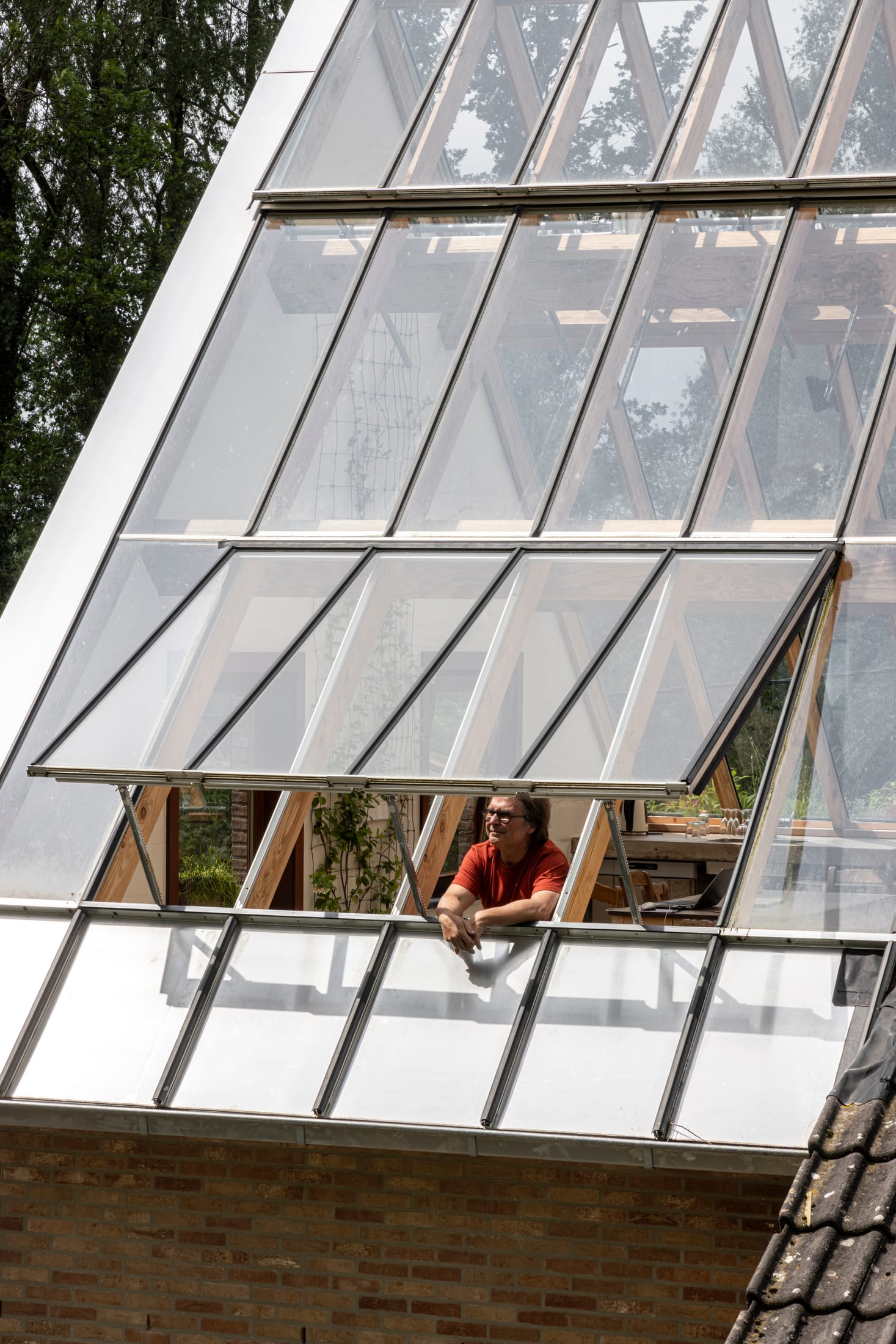 Hé Architectuur Transform 1990s Belgian Fermette with Rrammed Earth Walls and Winter Garden.-34