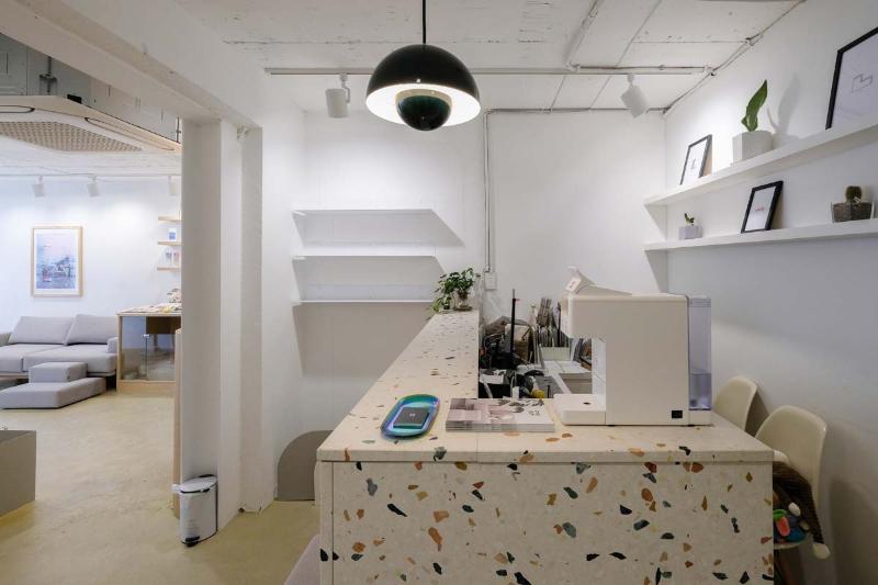 15 平米宠物用品店，简洁明亮的白色调空间设计-5