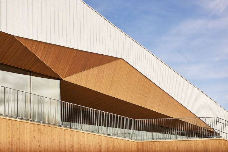 Bromont 山顶小屋 | 自然与人工的巧妙结合-18