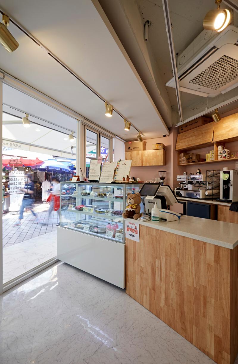 首尔尹氏咖啡厅 | 8 坪空间里的白色与原木魅力-8