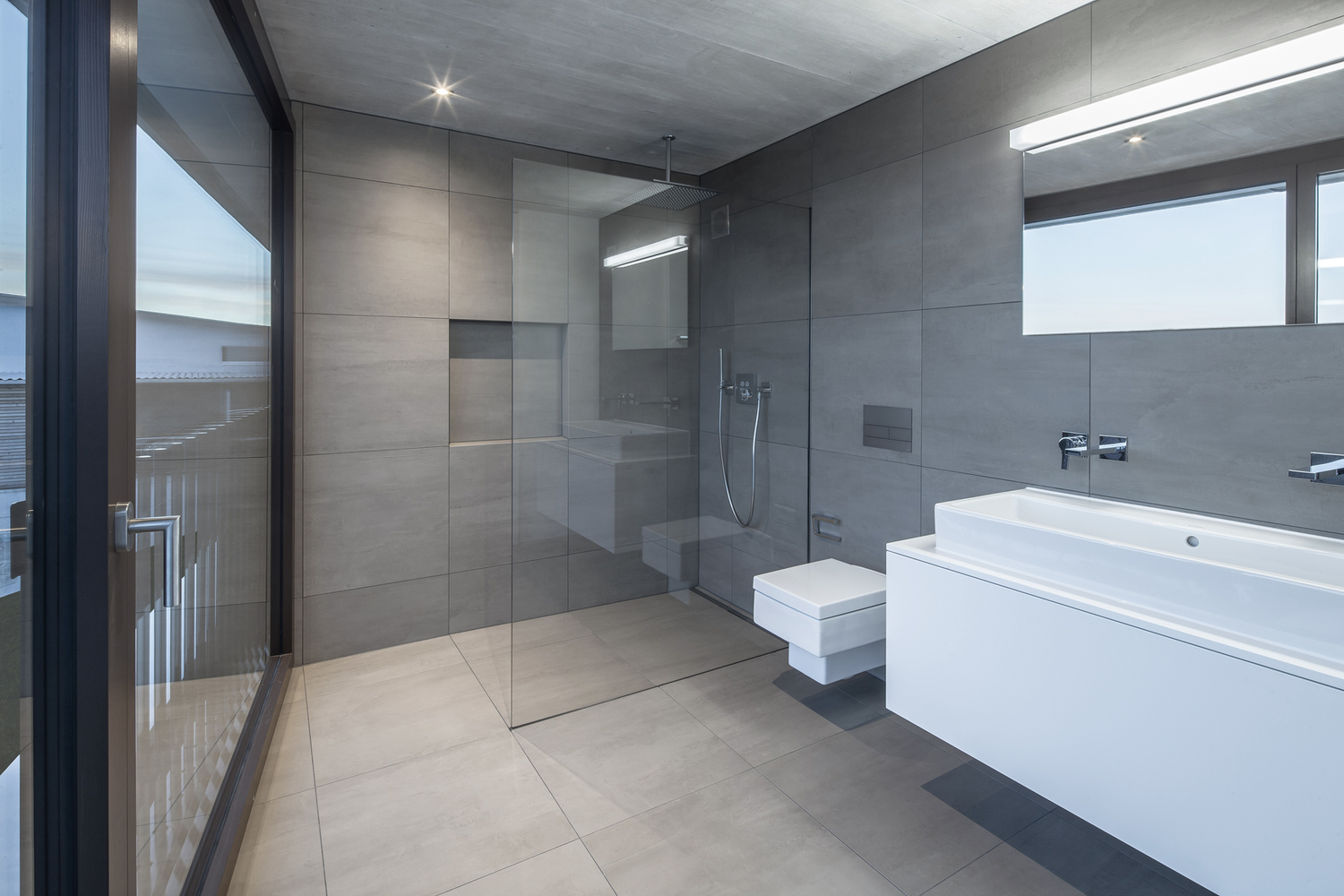 瑞士山坡上的 L 形家庭住宅-49