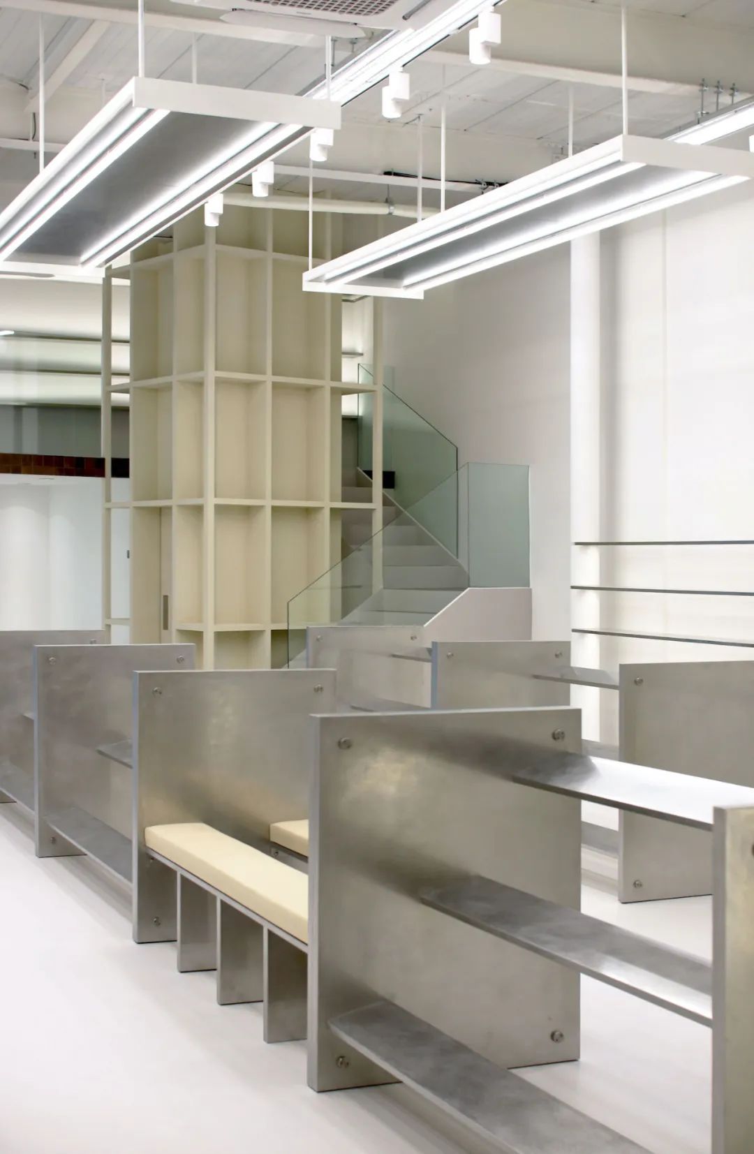 首尔 Kasina 极简鞋店空间丨韩国首尔丨unseenbird-12