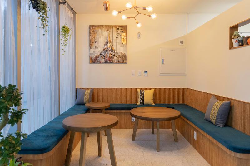 20 平米简约咖啡厅，打造温馨原木空间-6