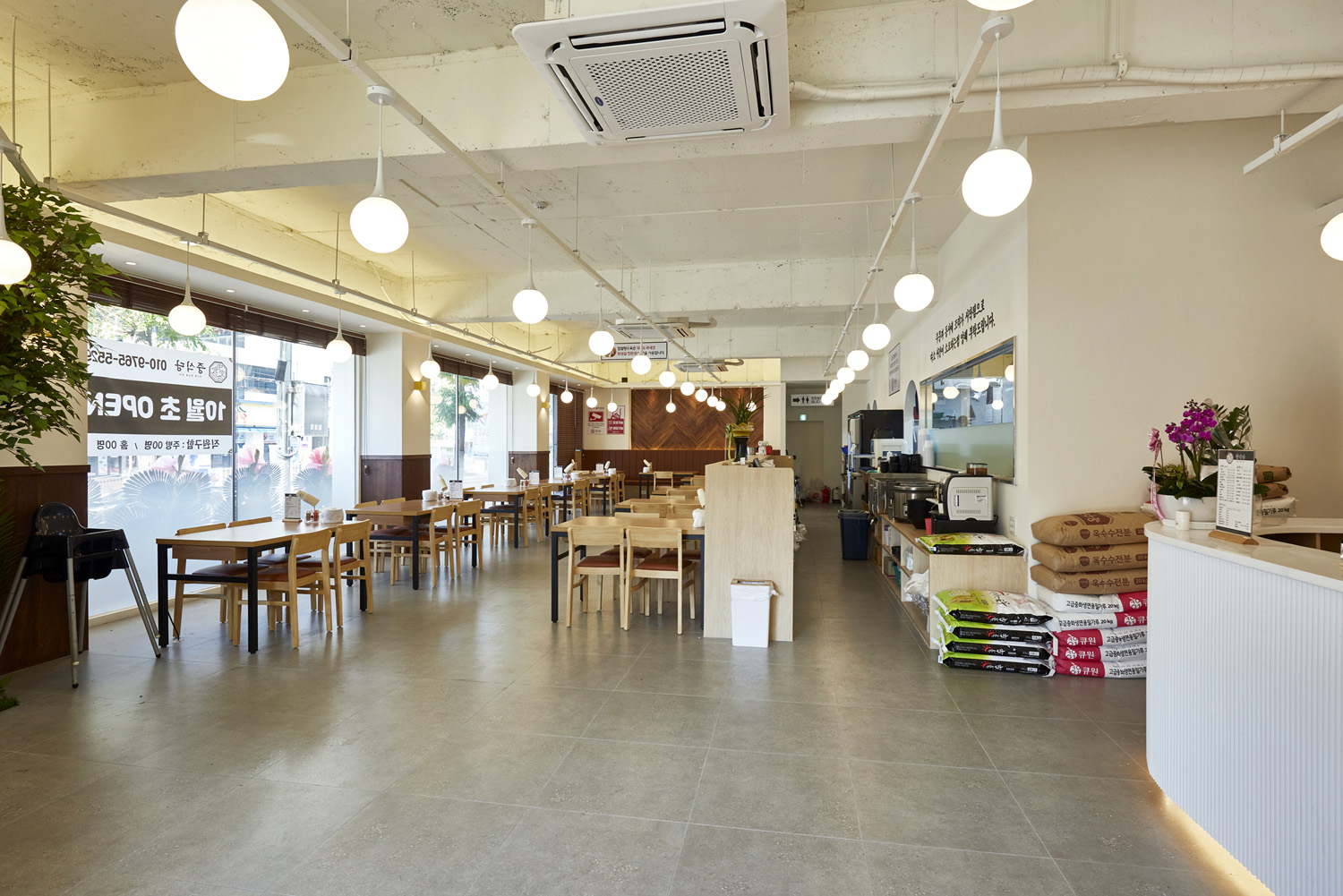 白色与木色交融的 60 平中式餐厅设计-5