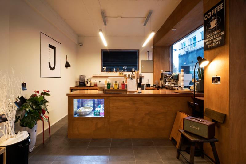 极简纯白木质风，12 平米小咖啡馆设计-4