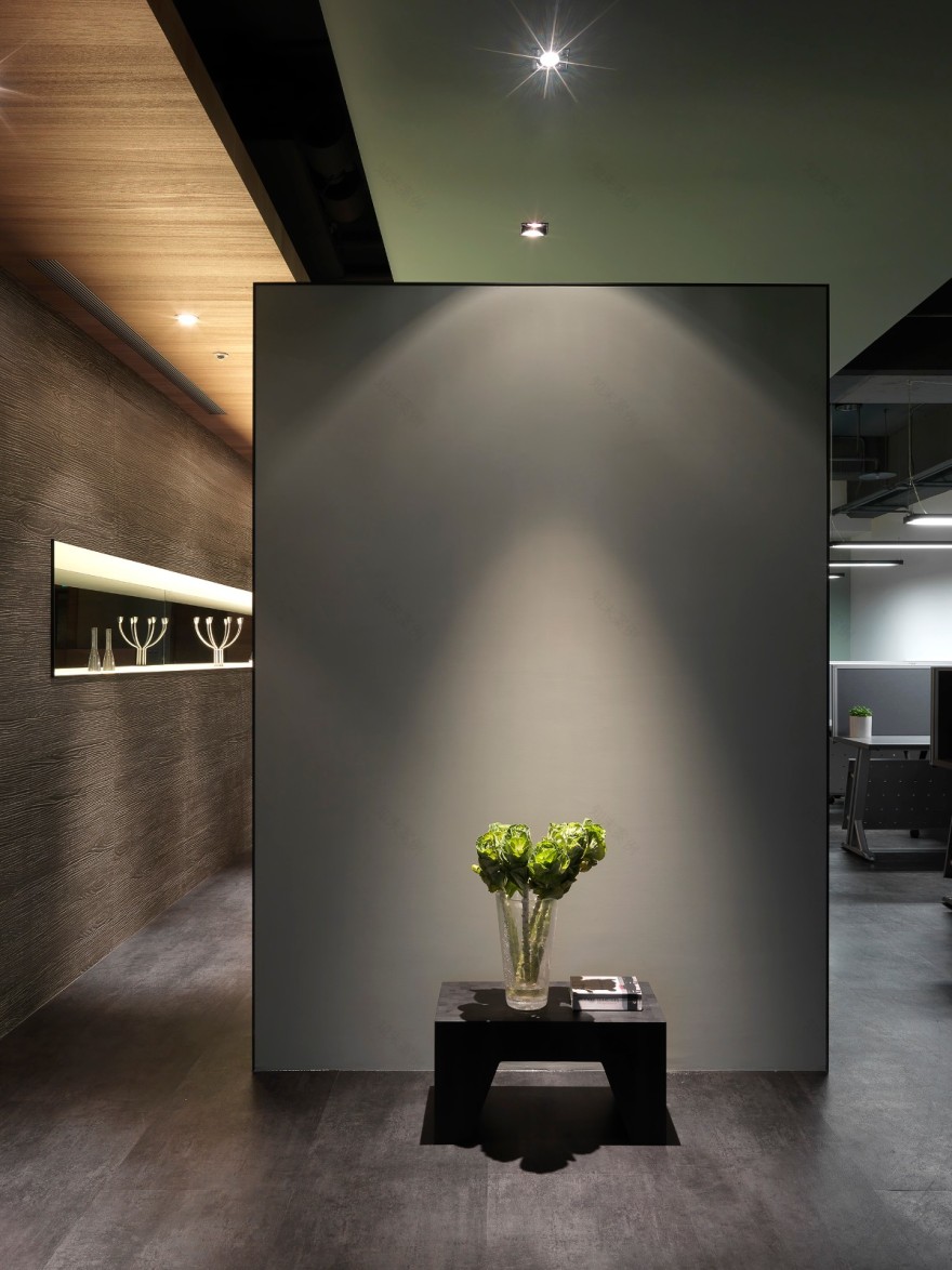 60 坪现代风办公室的绿意与工业时尚-17