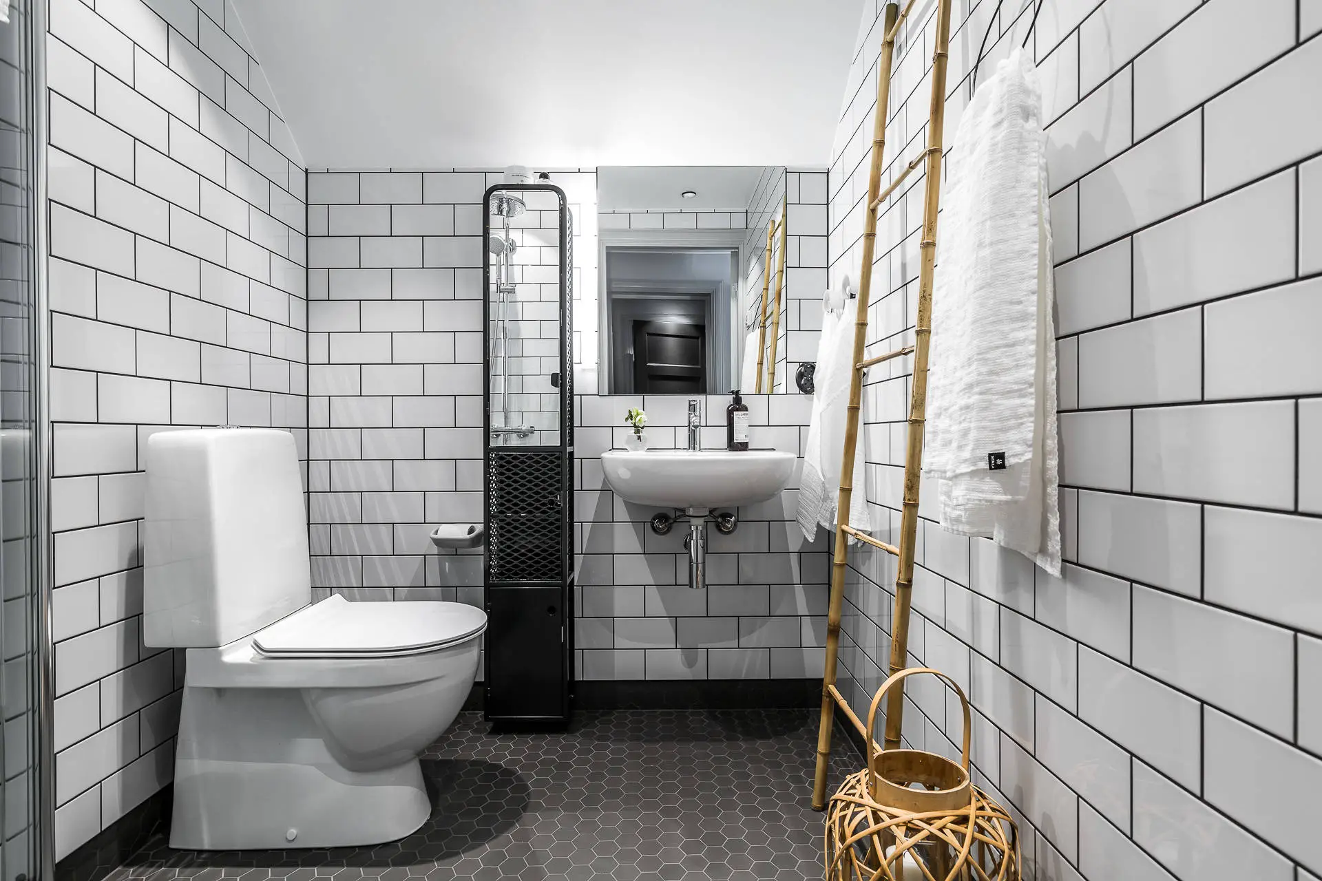 同一大厦内的三套风格统一又各具特色的公寓设计-11