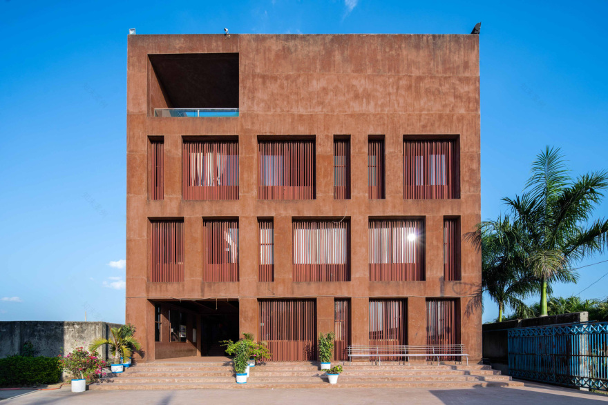 红色行政楼 · 节约空间的智慧校园设计丨孟加拉国达卡丨Archeground-11