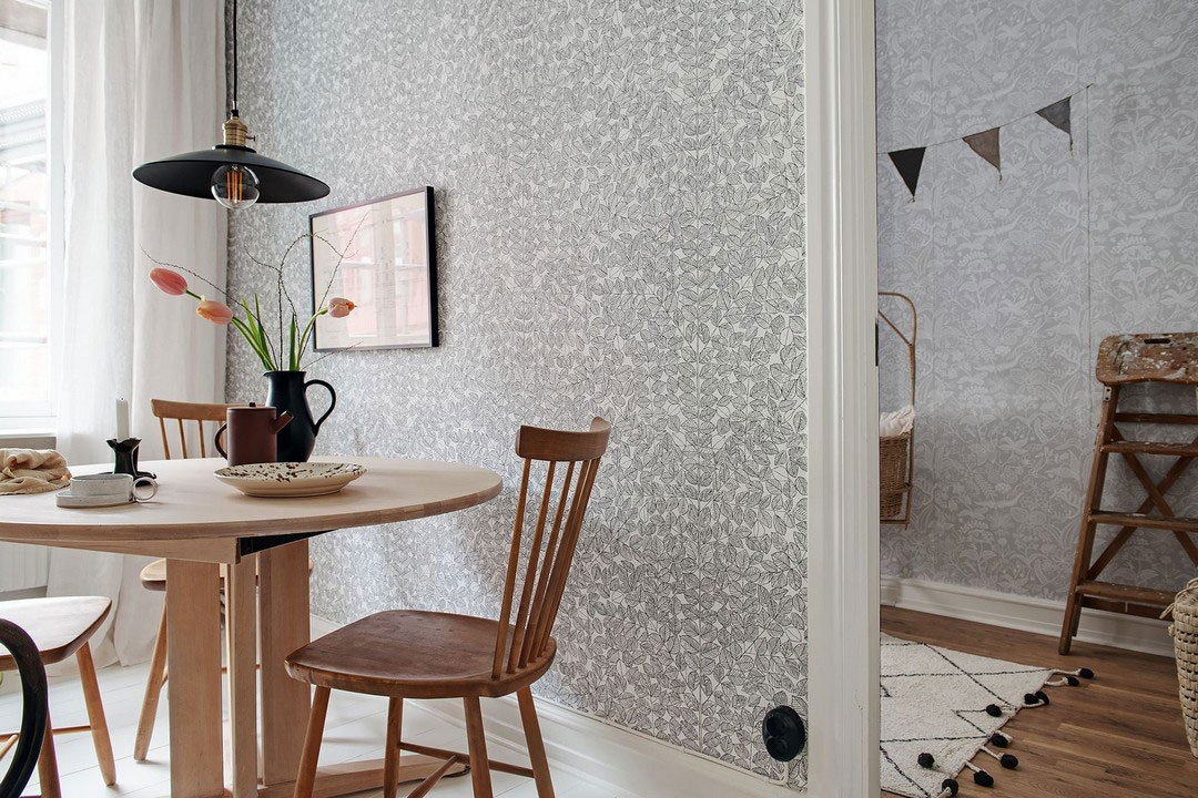 瑞典温馨公寓 | 原木与花卉壁纸的完美融合-10