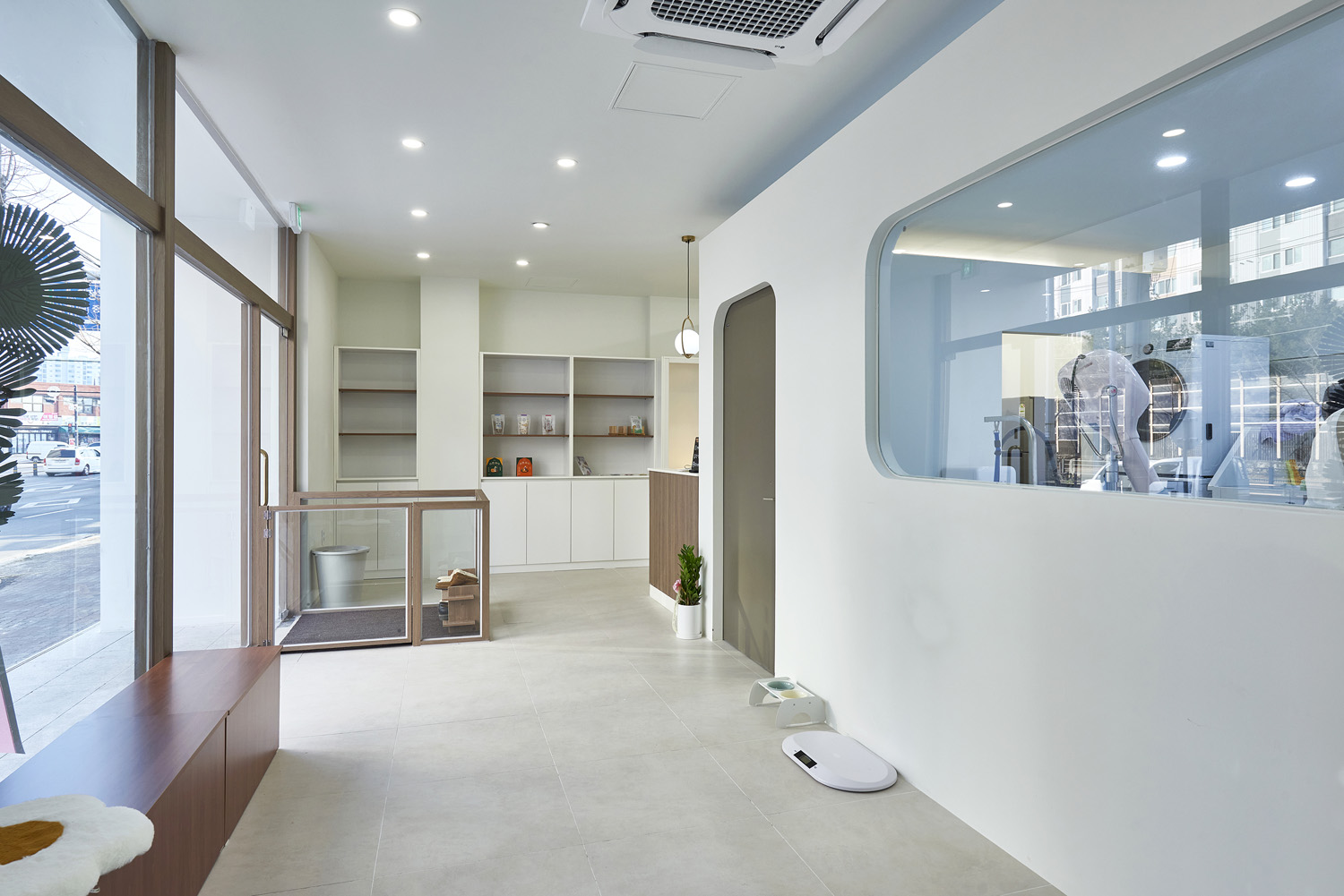 白色与木质，打造 25 平米极简美容室-6