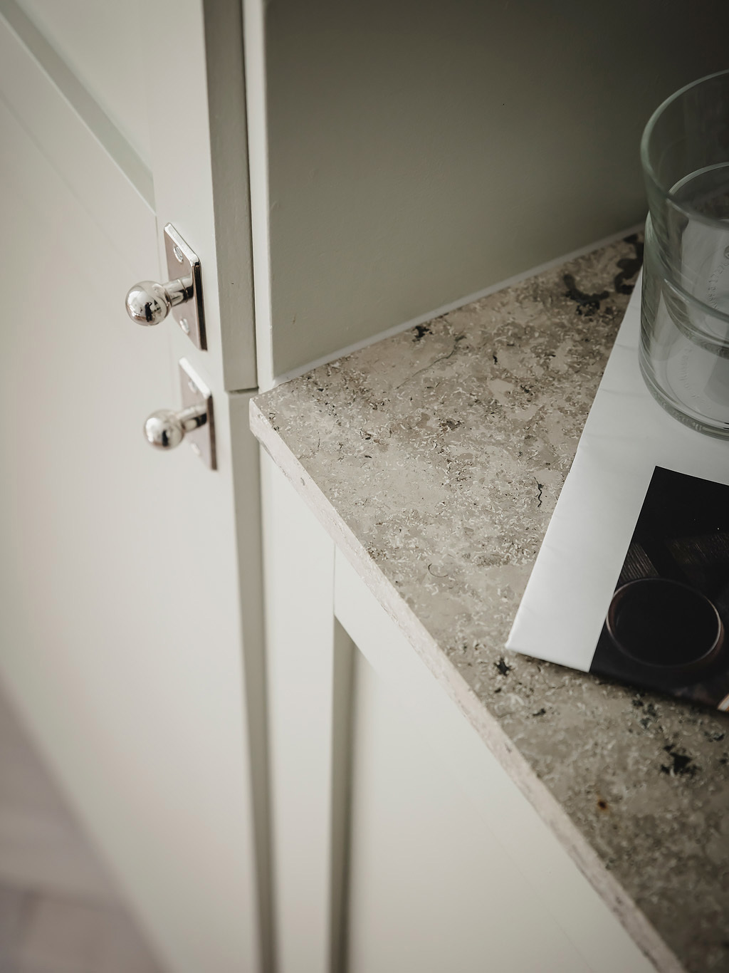 瑞典明亮通风公寓，极简北欧风诠释空间故事-15