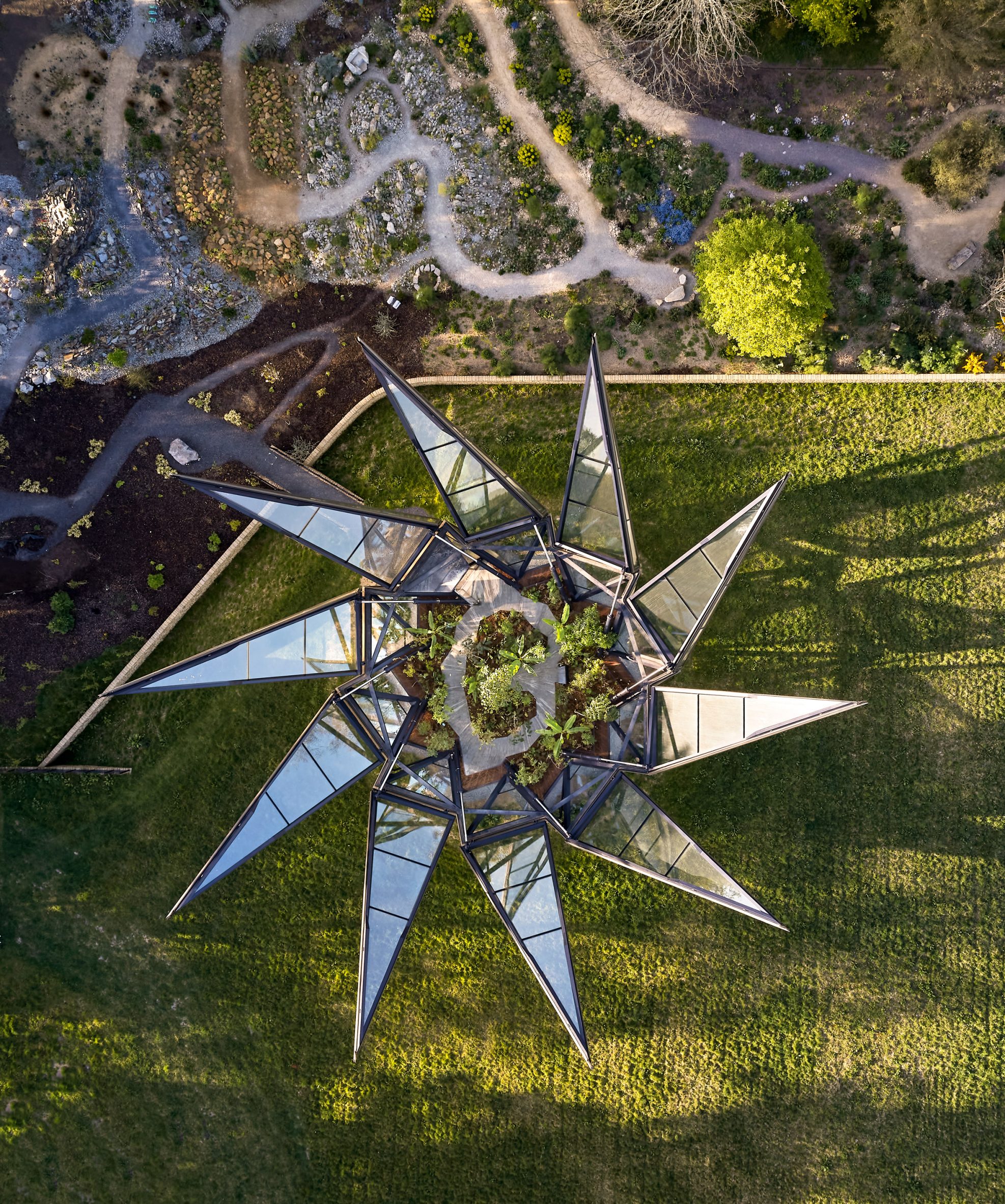 英国历史庄园中的动态玻璃温室 | Heatherwick Studio 新作-7