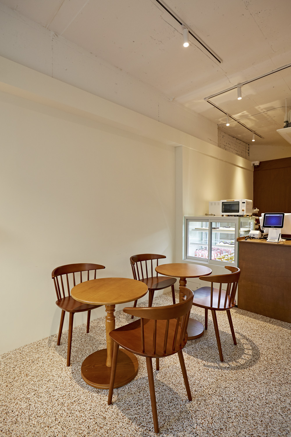 十平米简约咖啡馆，Manoah 诠释白色与木质魅力-11