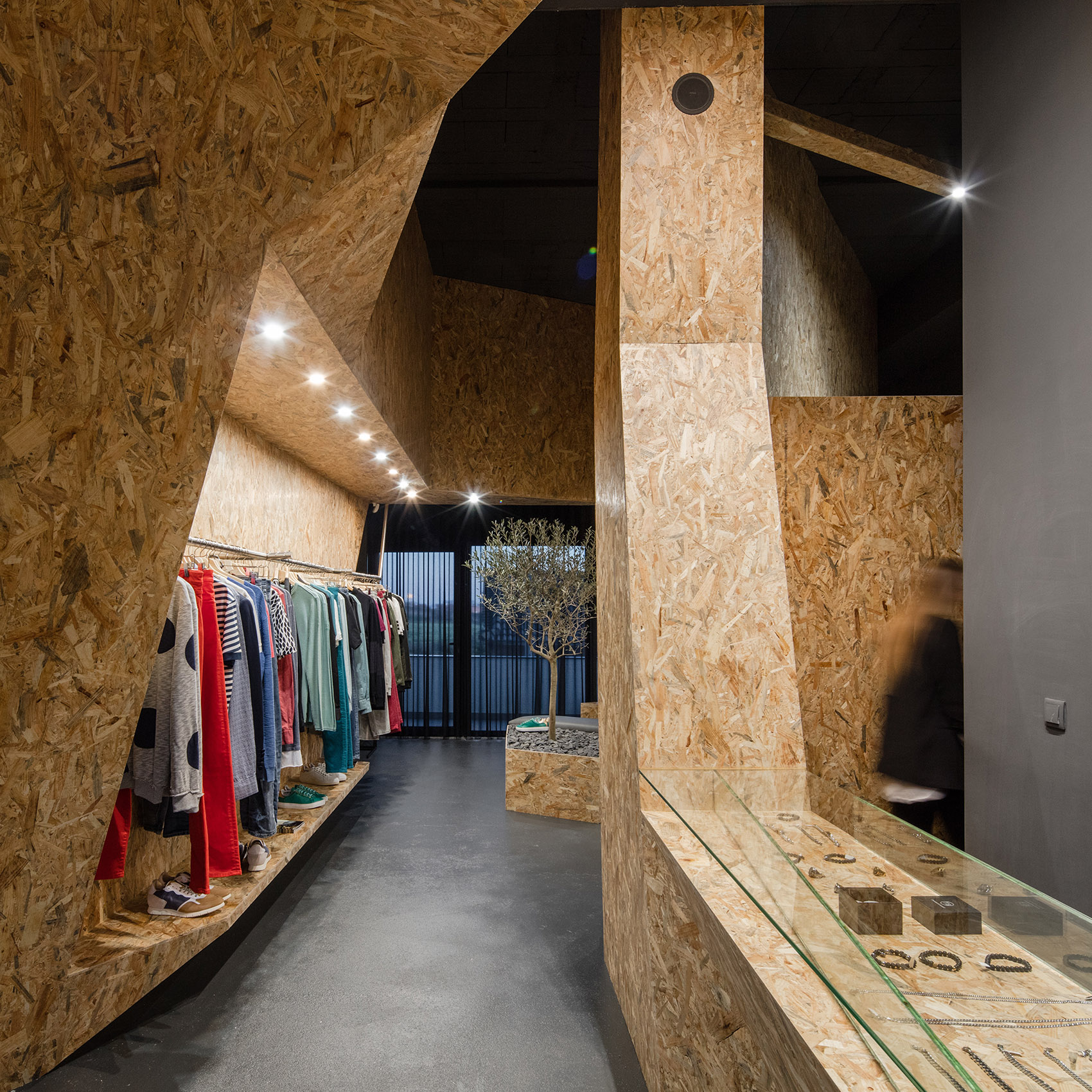 多品牌男装店,葡萄牙 / 3r Ernesto Pereira-16