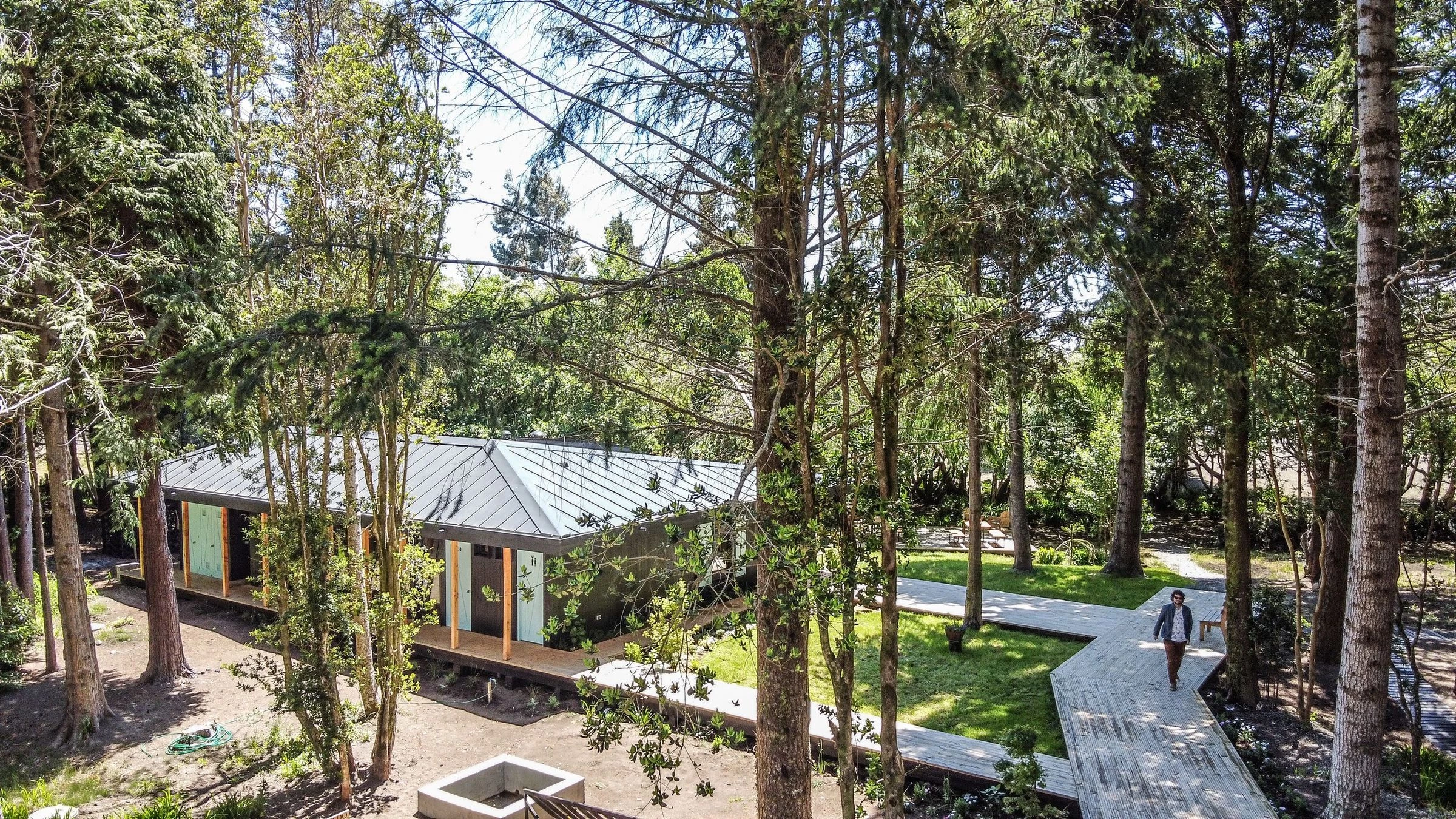 智利湖畔森林中的舒适用餐空间-30